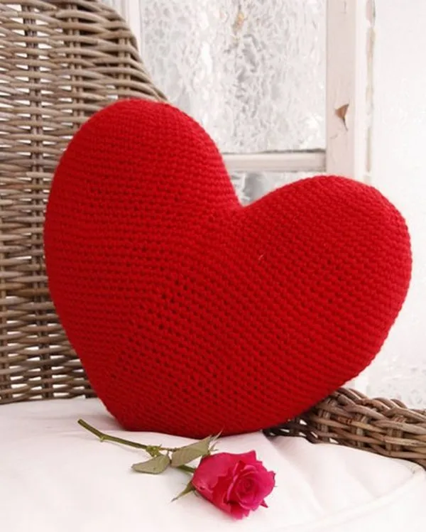 Фото вязаная крючком подушка в форме сердца вязаная крючком подушка