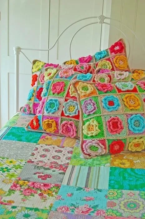 Фото Цветы на вязаных крючком подушках 