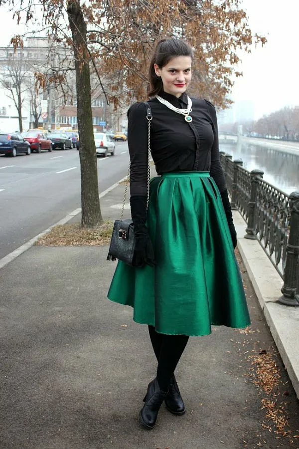 С чем носить зеленую юбку зимой: вариант с юбкой-миди