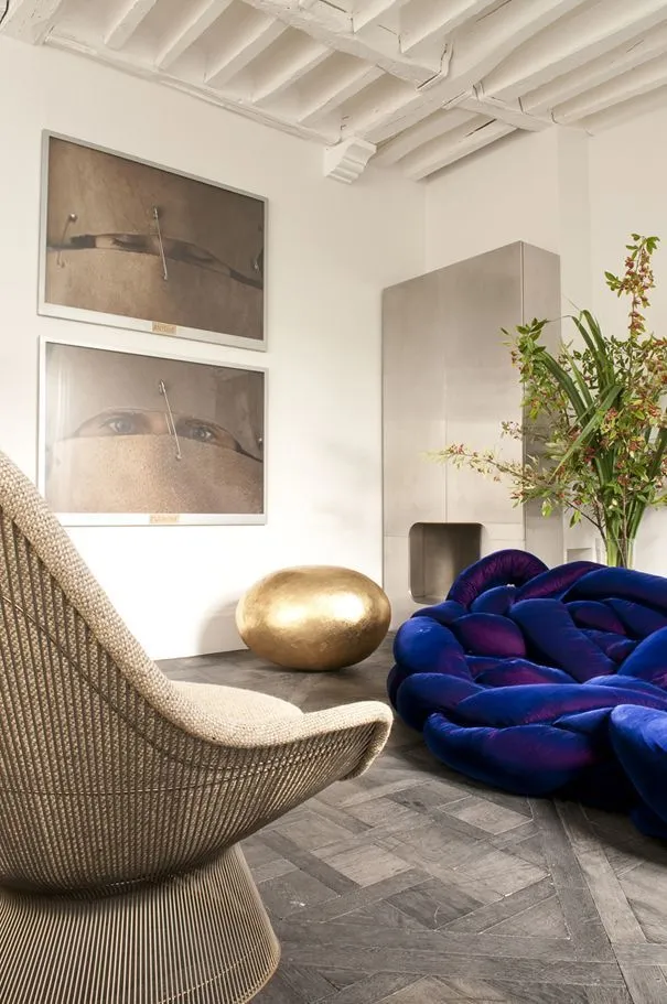 Яркие штрихи в виде диванов цвета индиго способны преобразить интерьер, придать ему цвет, загадочность и изысканность.