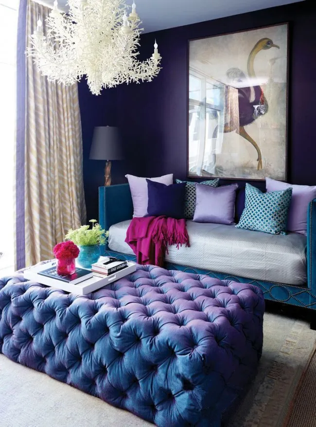 Богатая гостиная в сине-фиолетовых тонах.