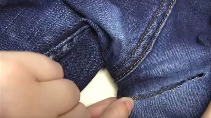 Загладьте отверстия в джинсовой ткани.