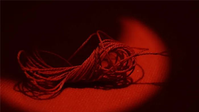 Красная нить на запястье: как связать 7 желаний, на какой руке носить