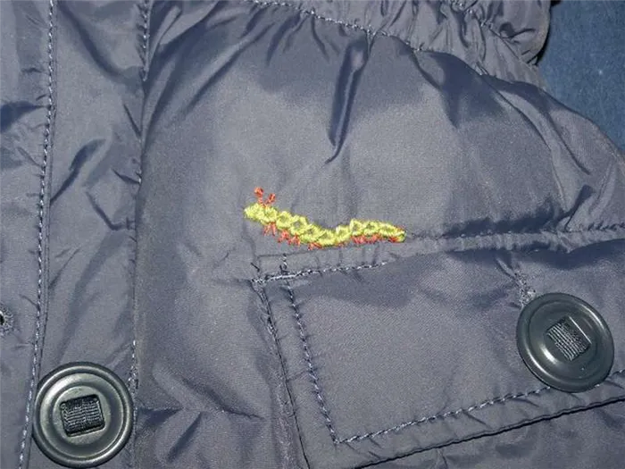 Вышивка незаметно зашивает дырки на куртке.