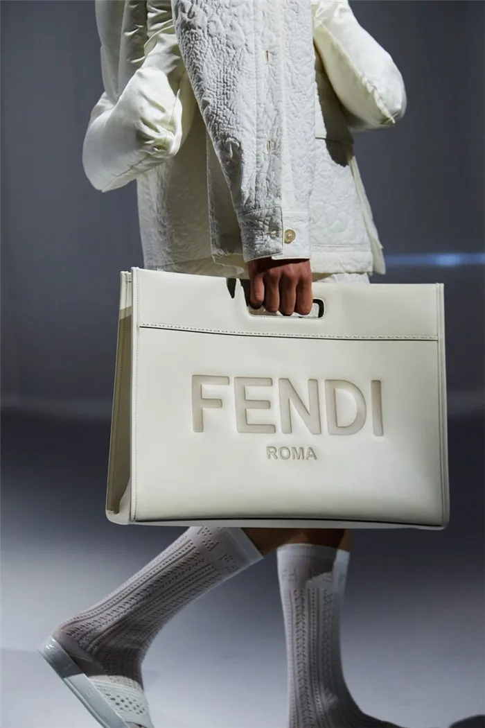 Современные сумки из коллекции Fendi 2021 года
