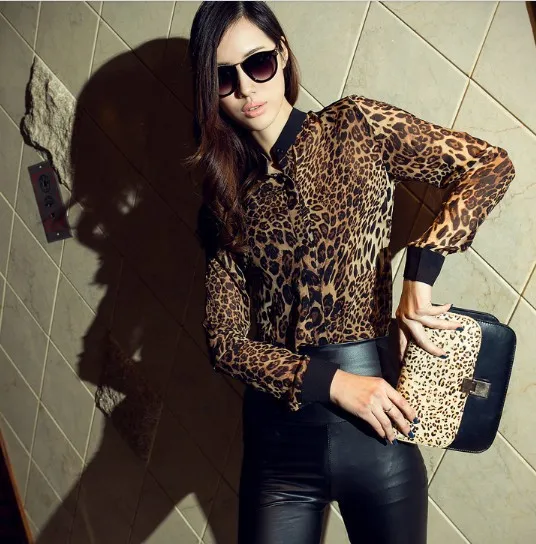 Молодая женщина в леопардовой блузке и кожаных леггинсах