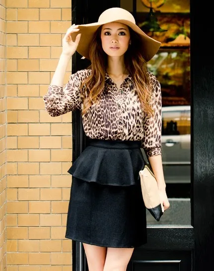 Молодая женщина в леопардовой блузке, корзине и юбке