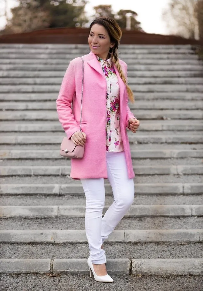 Белая блузка с цветами, розовое пальто