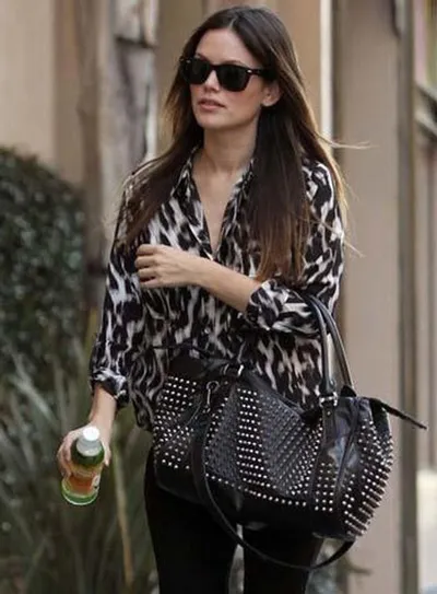 Девушка в леопардовой блузке, элегантный уличный стиль.