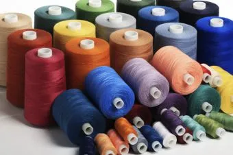 Швейная нить может быть изготовлена из натуральных или синтетических материалов.