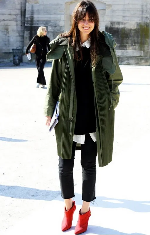 Девушка в зеленой куртке.