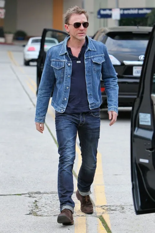 Дэниел Крейг демонстрирует двойную крутость в джинсовой куртке