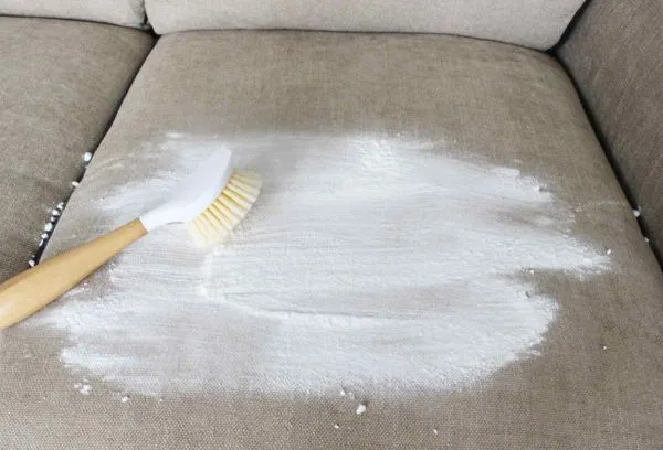 Очистите диван с помощью пищевой соды