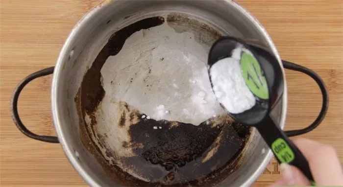 Что помогает очистить пригоревшее дно кастрюль и сковородок