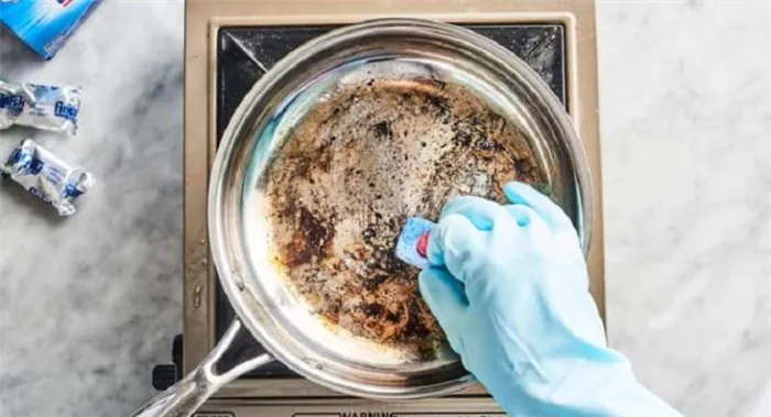 Как очистить дно пригоревшей сковороды: используйте моющее средство для посудомоечных машин