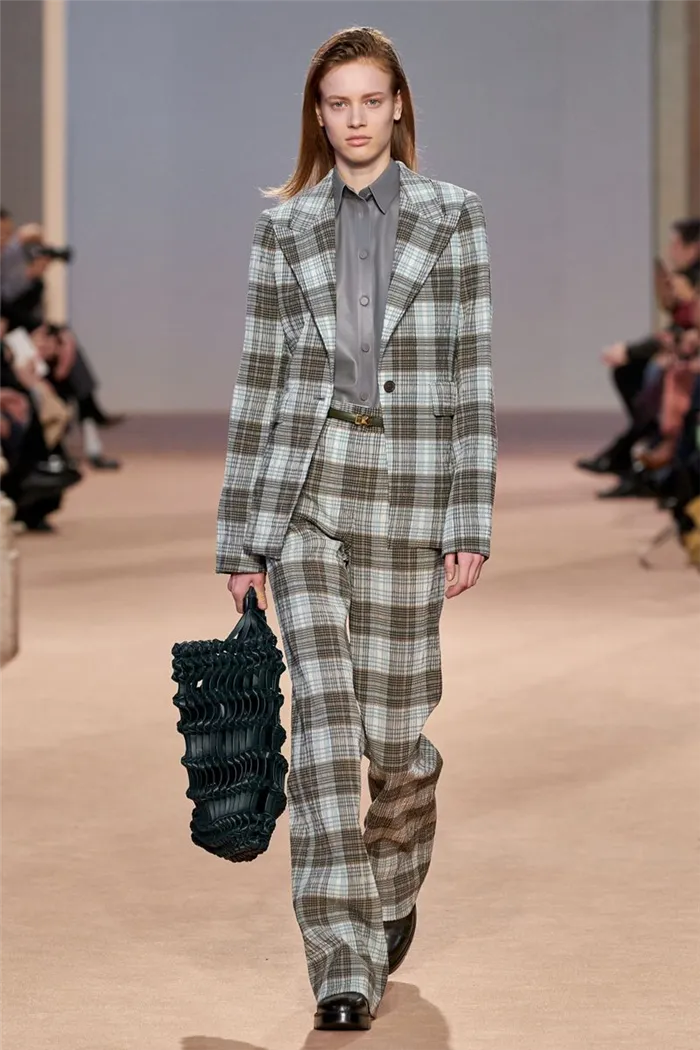 Модные женские клетчатые костюмы из коллекции Salvatore Ferragamo осень-зима 2020-2021 гг.