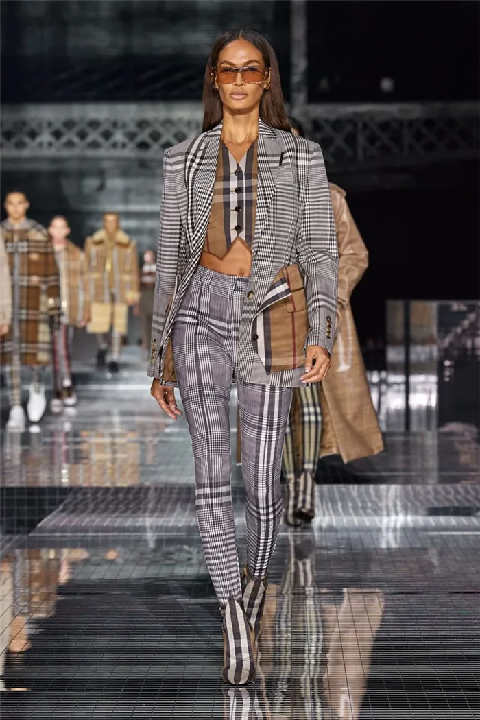 Модные женские костюмы-тройки в стиле Burberry осень/зима 2020-2021 года