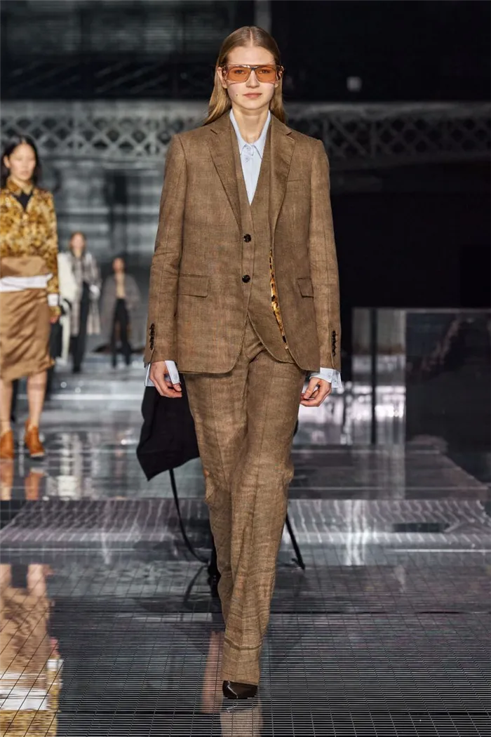 Модные женские костюмы-тройки в стиле Burberry осень/зима 2020-2021 года