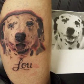 Татуировка собаки на руке мужчины