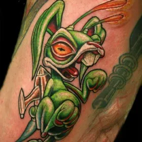 Татуировка на руке мужчины - сумасшедший кролик