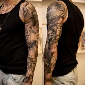 Татуировка на руке мужчины - ангелы