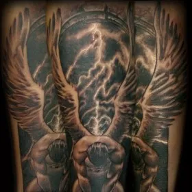 Красивая татуировка ангела на руке мужчины