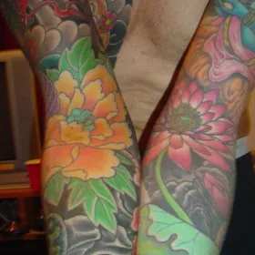Татуировка пиона на руке мужчины