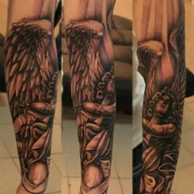 Татуировка на руке мужчины - ангел