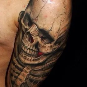 Татуировка на руке мужчины - череп