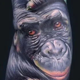 Татуировка на руке мужчины - обезьяна