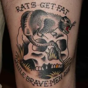 Татуировка на руке мужчины - крыса с черепом и надписью