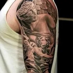 Татуировка на руке мужчины - ангелы