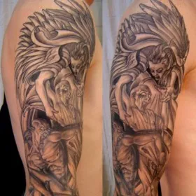 Татуировка на руке мужчины - ангел и демон