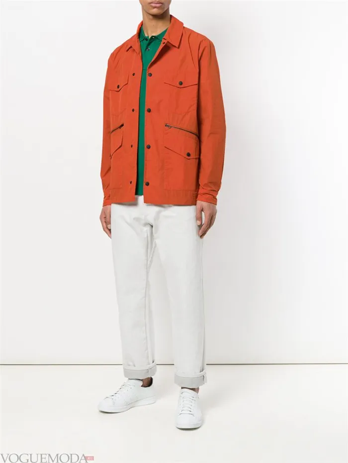 Мужские оранжевые куртки и белые брюки