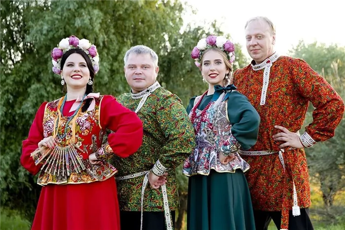 Коллективы народной музыки используют косоворотку в качестве маскарадного костюма / show-yuzhane.ru
