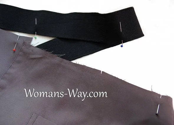 Отметьте такую же полоску резинки на поясе брюк или юбки.