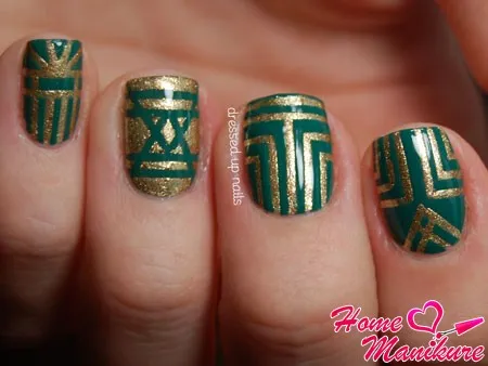 Золотой нейл-арт на зеленых ногтях