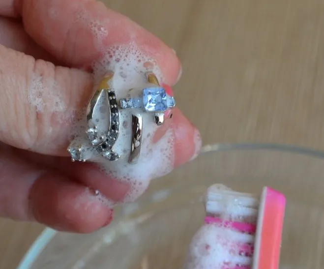 Чистка серебра с помощью мыла