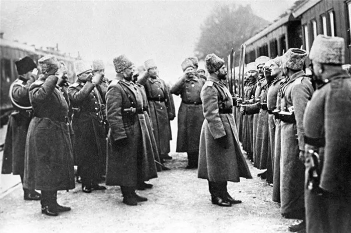 Император Николай II, Верховный главнокомандующий русской армией на Западном фронте, март 1916 года.