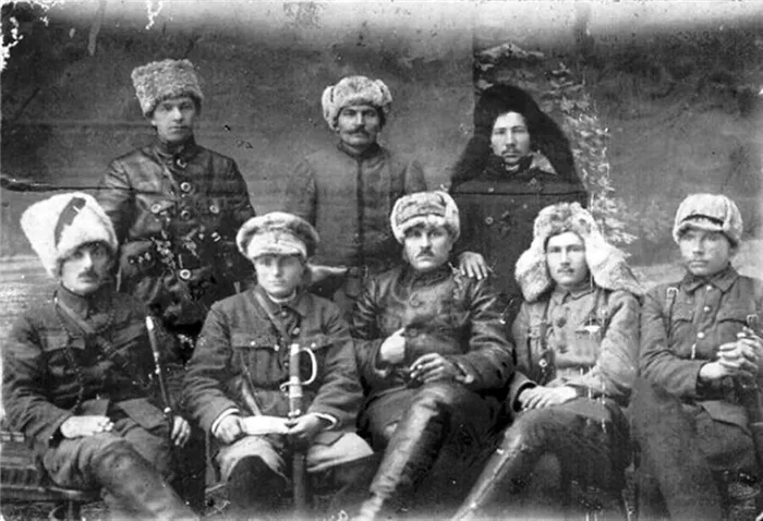 Руководители партизанского движения в Западной Сибири. На их головах хорошо виден головной убор партизан Русской армии - шапка образца 1910 года (одна справа) и малахай (второй справа).