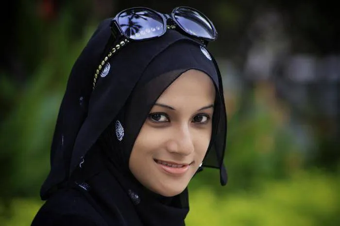 Арабские мужчины носят белую одежду, женщины - черную - какое отношение это имеет к вере?