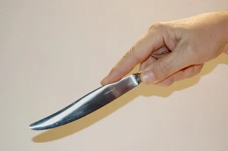 Как держать нож