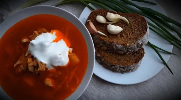 Рецепт приготовления украинского борща с хлопком, беконом и чесноком.