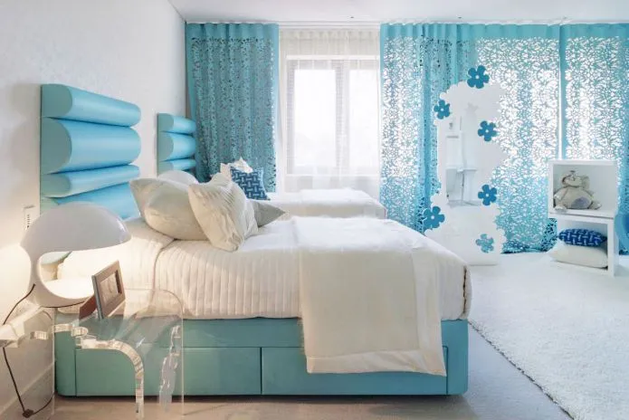 Синий и белый цвета в интерьере спальни