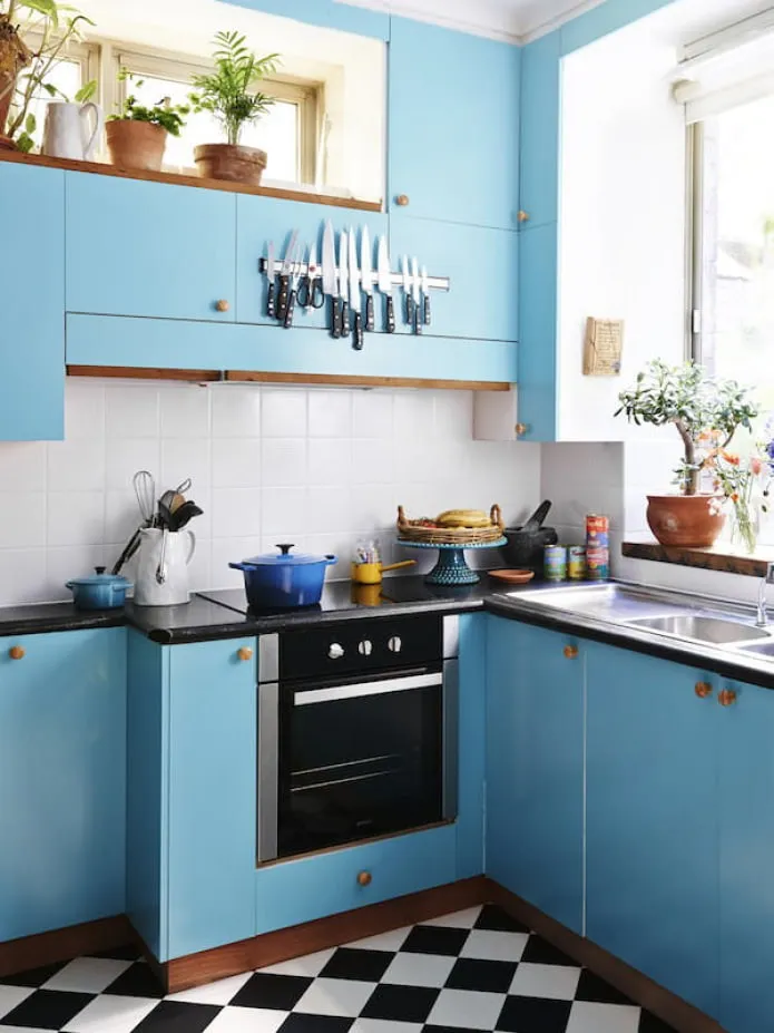 Интерьеры синих кухонь