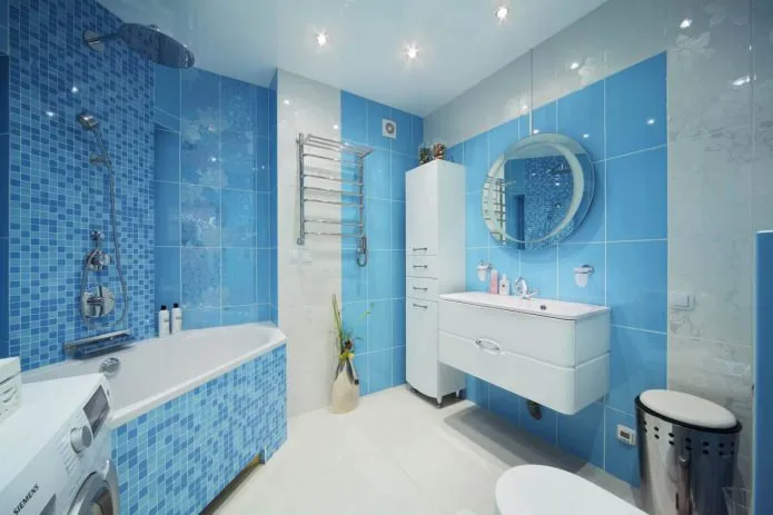 Яркие сине-белые интерьеры ванных комнат