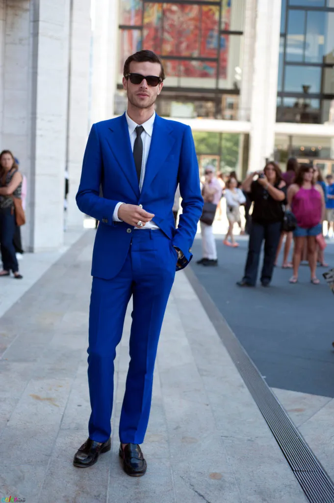 Обувь, которая сочетается с синими мужскими костюмами