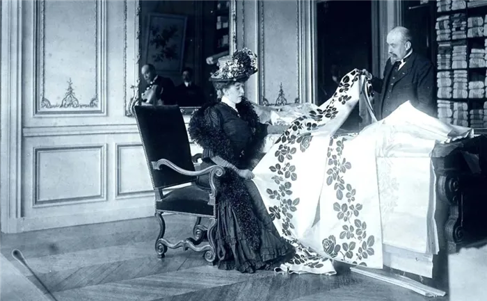 Чарльз разрабатывал и создавал костюмы для женщин из высшего общества - принцесс, императриц, певиц, актрис.
