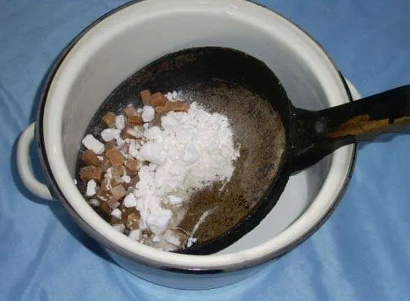 Кипятите грязные сковородки с большим количеством пищевой соды.