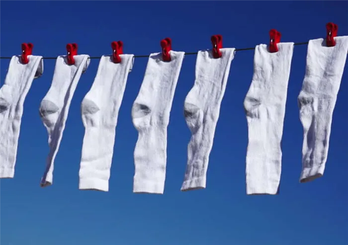 Белые носки для сушки на линии